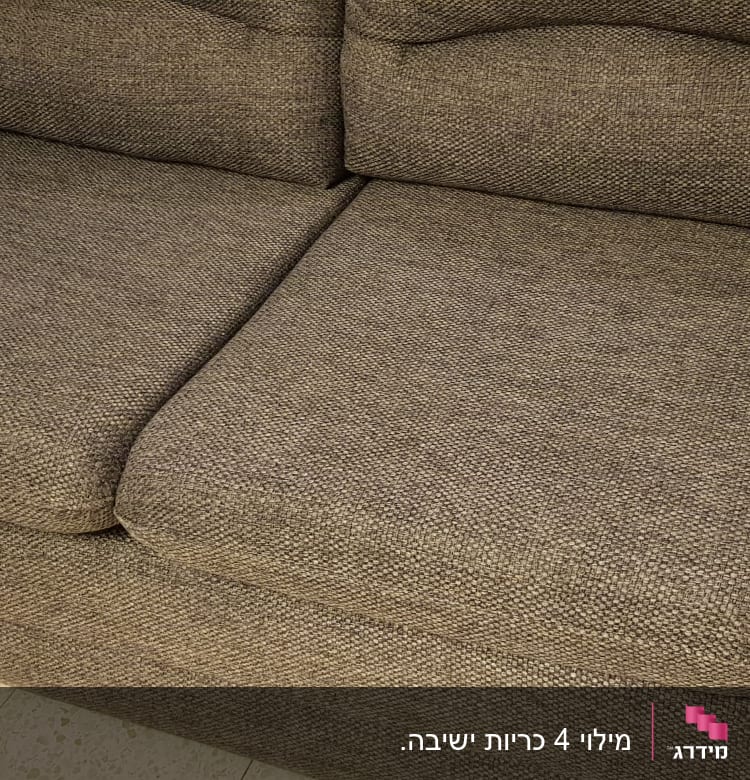 ספה אפורה עם ריפוד מרופד ושתי כריות ישיבה